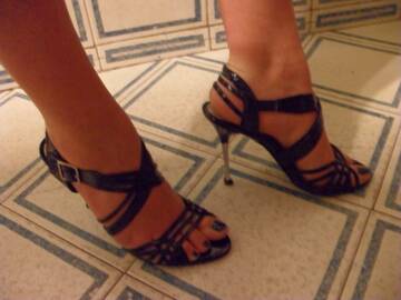 Scarpe con tacco e smalto scuro